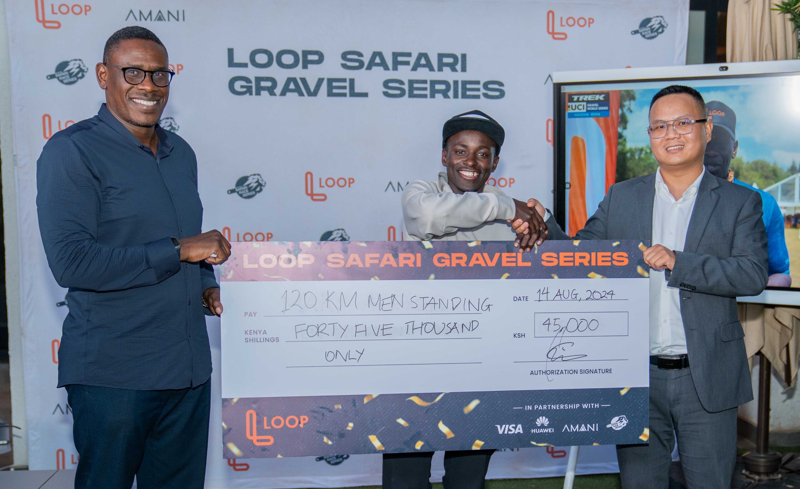 (L-R) Eric Muriuki, CEO of LOOP DFS, and Andy Luo, Financial Solution Director at Huawei, award Jordan Schleck from Team Amani. Jordan emerged first in the Naivasha edition of the Loop Safari Gravel Series.