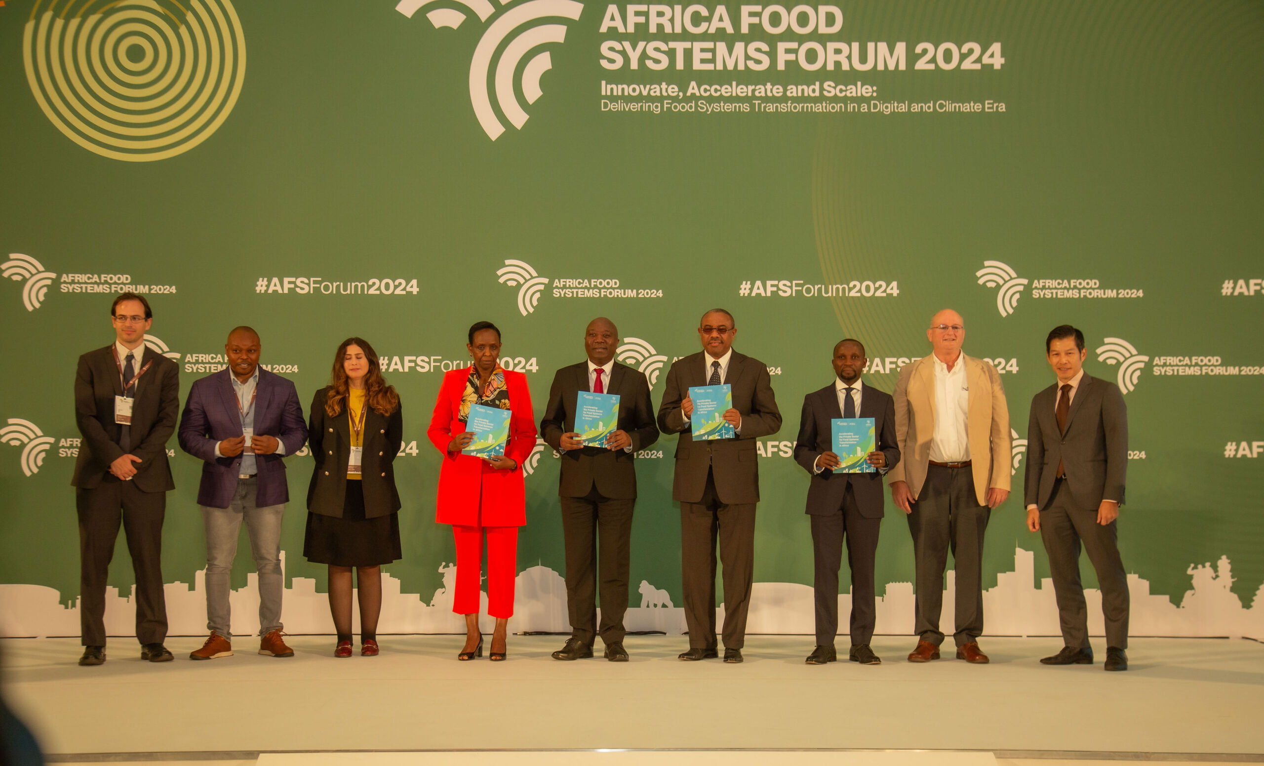 Dr Agnes Kalibata, AGRA President, H.E. Hailemariam Desalegn AGRA Board Chair, Dr. Musafiri Ildephonse, Thomas Reardon Lead Author, Michigan State University & IFPRI, Rwandan Prime Minister Edouard Ngirente and authors of the Africa Agriculture Status Report