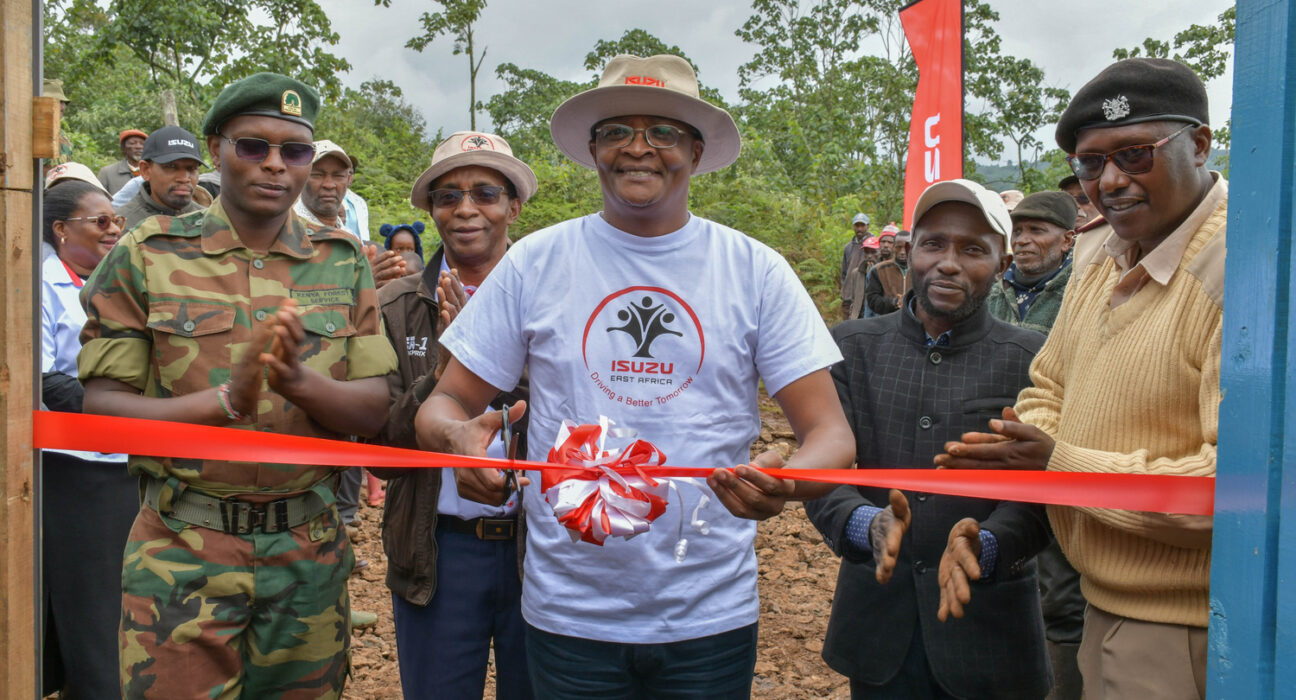Isuzu EA Foundation Director Charles Kariuki unveils the plaque during the handover ceremony of the newly established tree nursery to the Kiamuturi community by Isuzu EA. The nursery which accommodates 13 beds, will grow 52,000 seedlings annually, focusing on increasing indigenous and fruit tree seedlings.
