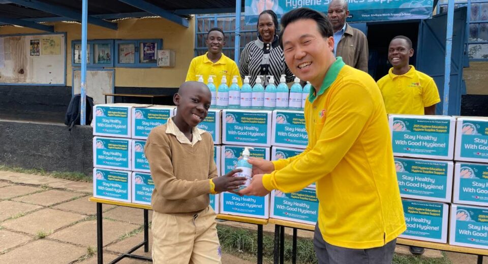 In celebration of World Health Day (April 7) and World Hand Hygiene Day (May 5), the International WeLoveU Foundation (Chairwoman Zahng Gil-jah) conducted "Clean Hands" hygiene education and donating hygiene supplies(300 bottles of handwash) in Mathare North Primary School in Nairobi These efforts contribute to achieving the United Nations Sustainable Development Goal (SDG) 6: Clean Water and Sanitation.