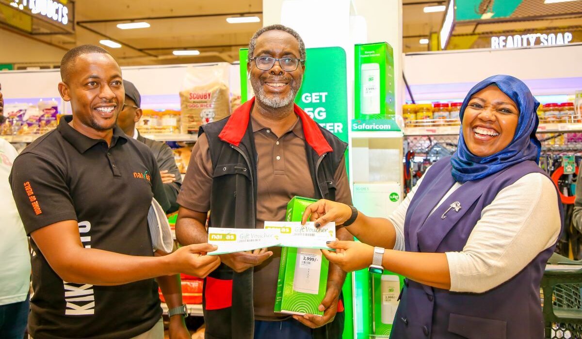 Fawzia Ali, Chief Consumer Business Officer at Safaricom PLC (Right) awards customer Afurika Juvenal with Naivas shopping vouchers after he purchased a Safaricom 5G router. Assisting in the presentation is Dennis Makori, Senior Commercial Manager at Naivas Supermarket. The award was presented during the 5G partnership launch between Safaricom and Naivas Supermarket held at the Imara Imara Mall in Nairobi.