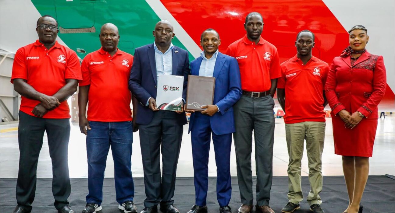 KQ Chief Commercial and Customer Officer Julius Thairu and PGK Chairman John Chege Wanagai with members of the KQ Golf Club & Cabin Crew