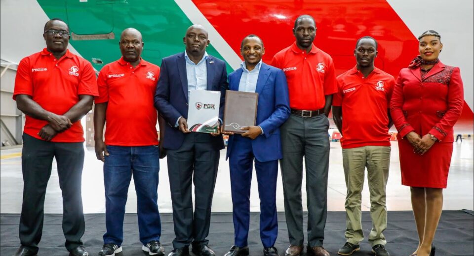 KQ Chief Commercial and Customer Officer Julius Thairu and PGK Chairman John Chege Wanagai with members of the KQ Golf Club & Cabin Crew