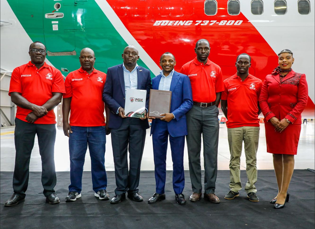 KQ Chief Commercial and Customer Officer Julius Thairu and PGK Chairman John Chege Wanagai with members of the KQ Golf Club & Cabin Crew