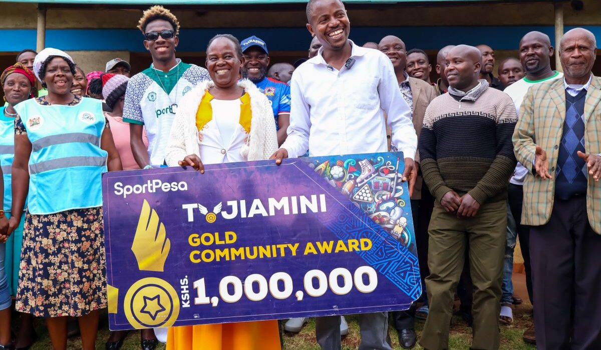 Kipkoech Ruto and his wife receive the KES 1 million dummy cheque from Sportpesa Representatives at the Chemalal dispensary