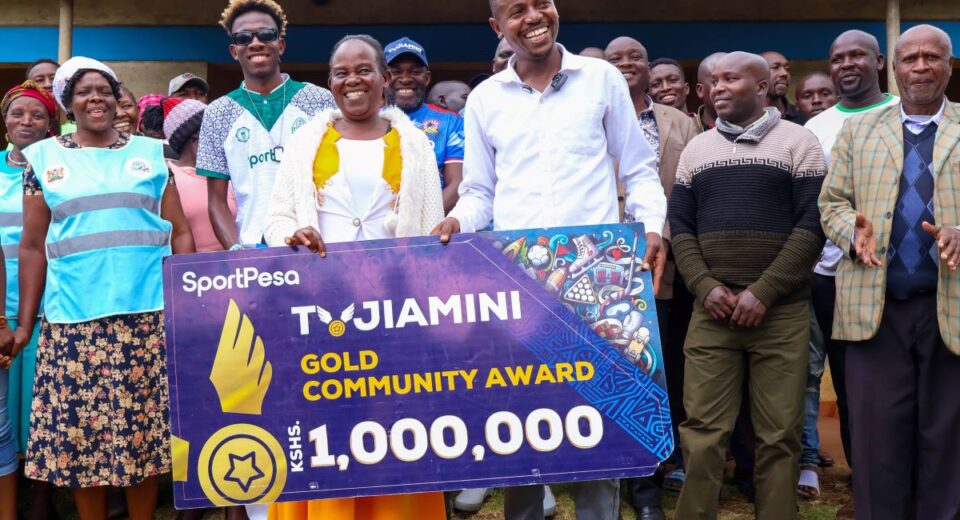 Kipkoech Ruto and his wife receive the KES 1 million dummy cheque from Sportpesa Representatives at the Chemalal dispensary