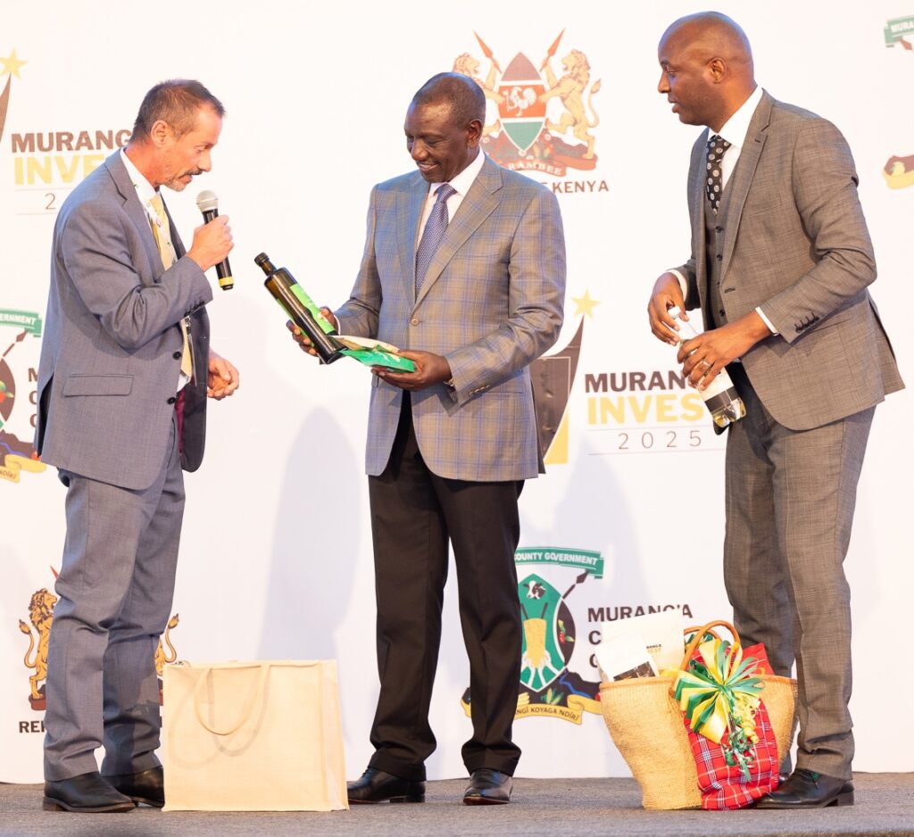 Kakuzi MD Chris Flowers with President William Ruto and Murang'a Governor Irungu Kang'ata