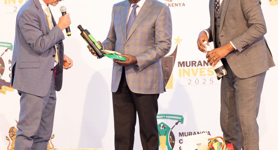 Kakuzi MD Chris Flowers with President William Ruto and Murang'a Governor Irungu Kang'ata